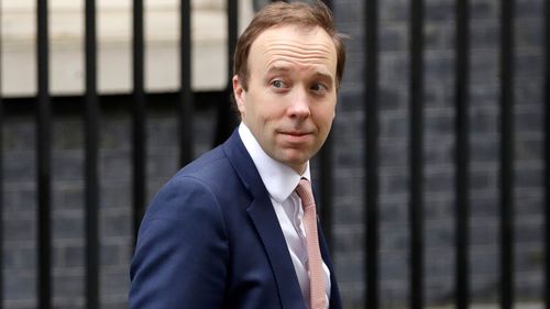 Luego, el secretario de Salud británico, Matt Hancock, dejó el número 10 de Downing Street en Londres en 2020.