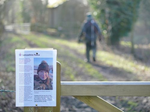 Un avis de personne disparue attaché à une porte à St Michael's on Wyre, Lancashire, où des agents de la police du Lancashire recherchent Nicola Bulley, 45 ans, d'Inskip, Lancashire, qui a été vue pour la dernière fois le matin du vendredi 27 janvier, lorsqu'elle a été repérée promener son chien sur un sentier au bord de la rivière Wyre. 