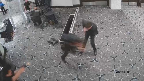 Un ufficiale (in basso a sinistra) spara ad Allen mentre un agente dei servizi segreti sta dietro di lui.