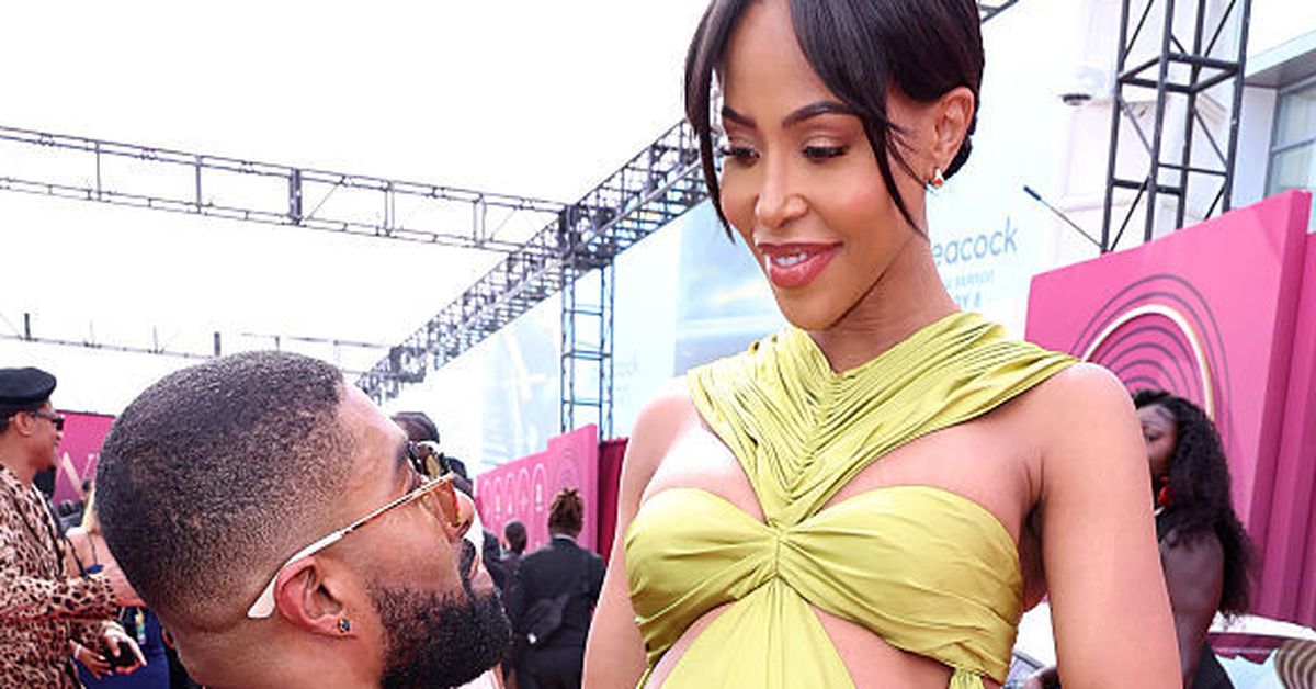 Star couple announce pregnancy on the red carpet