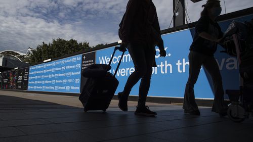 Sydney Airport international travellers tourists arrive 