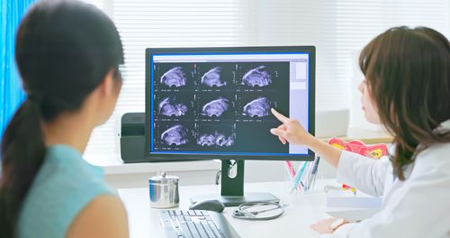 consultazione medica - primo piano una dottoressa asiatica spiega la situazione alla donna dopo l'ecografia dell'utero