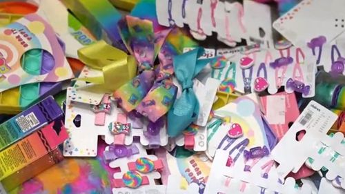 وتشمل العناصر المستهدفة في غارات الرياض الأقواس والتنانير والقبعات وحالات الأقلام