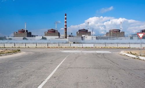 Vue générale de la centrale nucléaire de Zaporizhzhia en territoire sous contrôle militaire russe, dans le sud-est de l'Ukraine, le 7 août 2022.