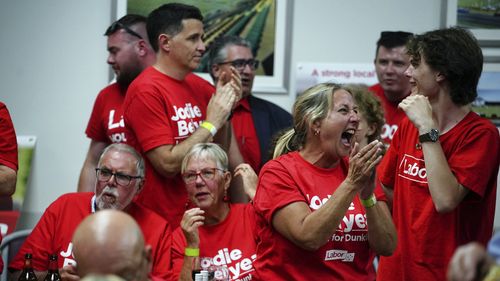 Les partisans travaillistes sont vus à la fonction du Parti travailliste à Frankston le samedi 2 mars 2024. Photo L'ÂGE/ LUIS ENRIQUE ASCUI