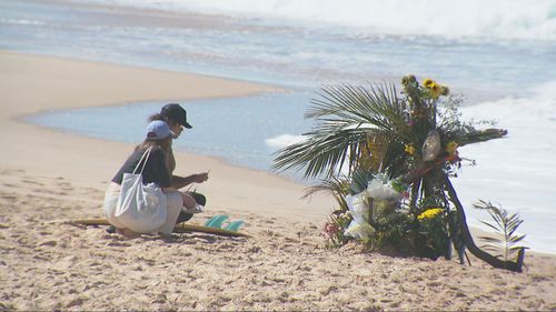 Amigos do homem mortos em um ataque de tubarão nas praias do norte de Sydney na semana passada voltaram ao local para conquistar seu medo.