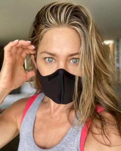 Jennifer Aniston urged her fans to wear a mask.