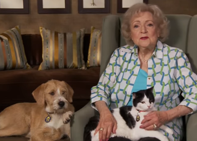 Betty White con su gato y su perro