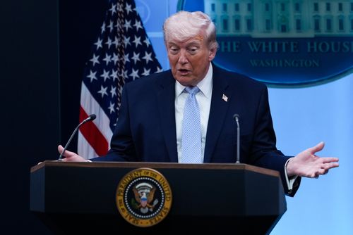 Il presidente Donald Trump parla con i giornalisti nella Briefing Room della James Brady Press alla Casa Bianca, lunedì 6 aprile 2026, a Washington. (AP Photo/Julia Demaree Nikhinson)