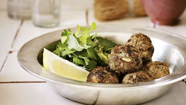 Kefta with garlic yoghurt sauce