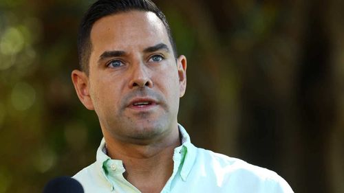 Alex Greenwich poursuit Mark Latham pour diffamation.