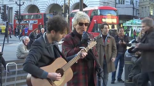 Rod Stewart joins busker Henry Facey for an unscheduled performance in West End. (9NEWS)