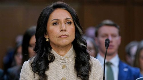 Tulsi Gabbard si è dimessa dalla carica di capo dello spionaggio di Trump.