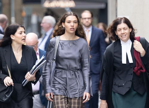 Primeiro uso do SMH. Charlotte MacInnes chega ao Tribunal Federal na quarta-feira. Ela está processando Rebel Wilson por difamação. Quarta-feira, 22 de abril de 2026. Foto: Sitthixay Ditthavong