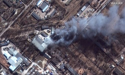 Această imagine din satelit furnizată de Maxar Technologies arată o vedere în prim-plan a incendiilor dintr-o zonă industrială și câmpuri din apropiere din sudul Cernihivului, Ucraina, în timpul invaziei ruse, joi, 10 martie 2022.  