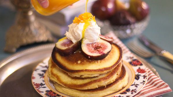 Buttermilk pancakes with figs, orange sauce and vanilla mascarpone