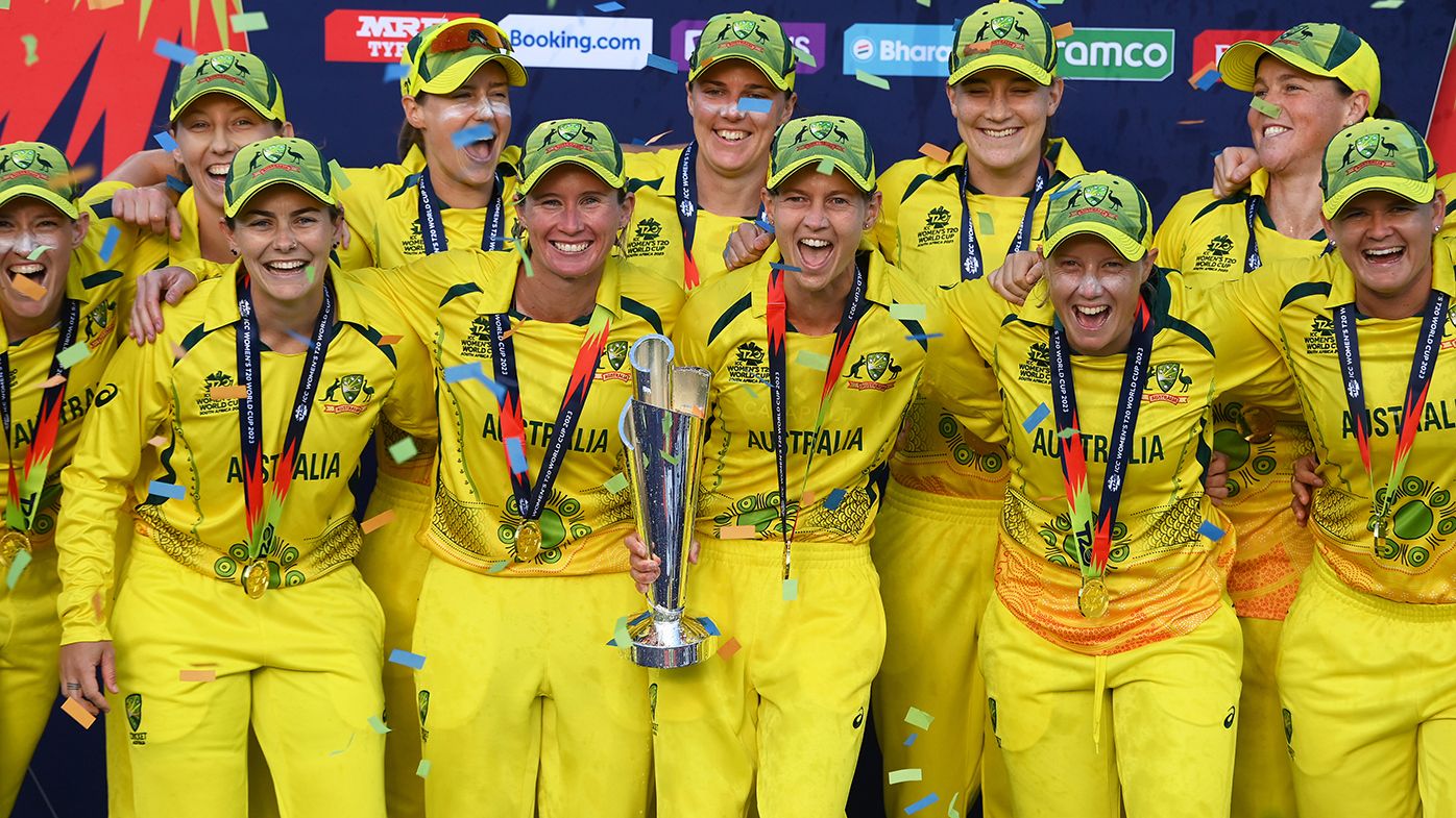 The Australian team with the T20 World Cup after defeating South Africa.