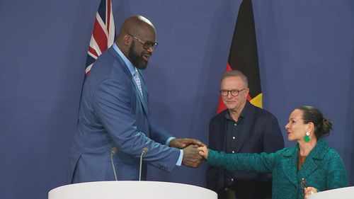 Le Premier ministre rencontre la star de la NBA Shaquille O'Neal à propos de la voix autochtone au parlement