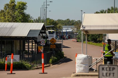 DARWIN, AUSTRALIE - 15 MAI : les passagers du vol QF112 sont transportés vers l'installation de quarantaine de Howard Springs le 15 mai 2021 à Darwin, en Australie.  L'arrivée de New Delhi est le premier vol de rapatriement pour les Australiens bloqués en Inde après la levée de l'interdiction du gouvernement fédéral sur les arrivées de vols en provenance d'Inde alors que le pays continue de lutter contre une épidémie massive de COVID-19.  Les passagers du vol effectueront une quarantaine obligatoire dans les installations de Howard Springs pendant 14