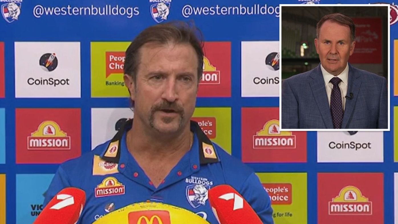 Tony Jones says Western Bulldogs coach Luke Beveridge owes journalist Tom Morris a &quot;massive apology&quot;.