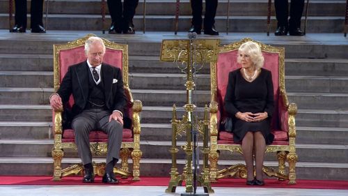 Regele Carol al II-lea și regina consoartă Camilla ajung la Parlamentul Regatului Unit.