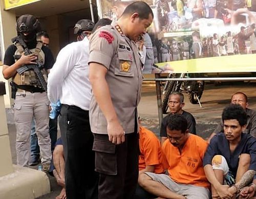 Police parade suspects arrested as part of an anti-crime drive ahead of the Asian Games in Jakarta. (Photo: Facebook).