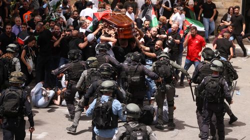 Forțele de securitate israeliene s-au ciocnit cu familia și prietenii reporterului Al Jazeera, Shireen Abu Oqla, în timp ce își purta sicriul în timpul funeraliilor din Ierusalim.