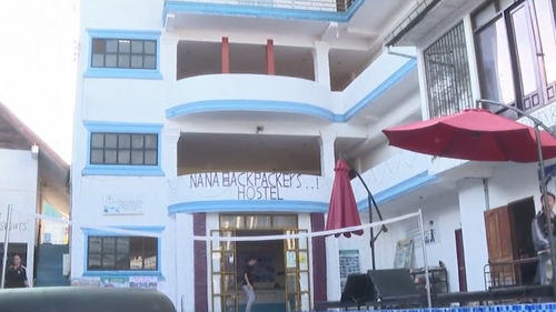Seis pessoas morreram após beberem álcool contaminado servido no Nana Backpackers Hostel.