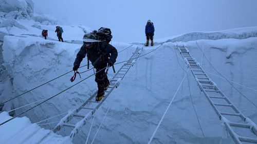 Gli alpinisti salgono sulla cascata di ghiaccio del Khumbu nel loro cammino verso la vetta del Monte Everest, Nepal, giovedì 7 maggio 2026. (AP Photo/Pasang Rinzee Sherpa)