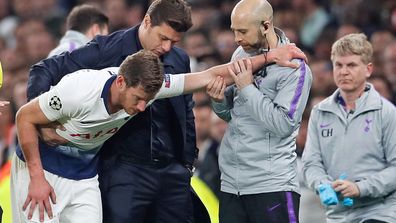 Tottenham Hotspur manager Mauricio Pochettino assists Jan Vertonghen after an injury