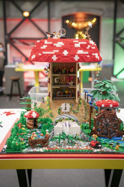 LEGO Masters Bricksmas 2021: Christmas window display builds