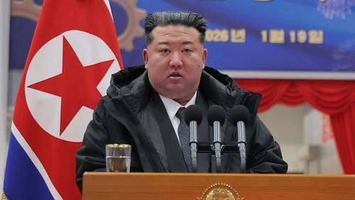 In questa foto fornita dal governo nordcoreano, il leader nordcoreano Kim Jong Un tiene un discorso durante una cerimonia che segna il completamento di un progetto di modernizzazione della prima fase presso il Ryongsong Machine Complex in Corea del Nord, lunedì 19 gennaio 2026. Ai giornalisti indipendenti non è stato concesso l'accesso per coprire l'evento rappresentato in questa immagine distribuita dal governo nordcoreano. Il contenuto di questa immagine è quello fornito e non può essere verificato in modo indipendente. (Agenzia di stampa centrale coreana/Corea