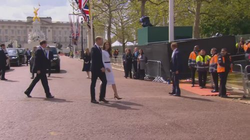 شاهزاده ویلیام و کاترین قبل از تاجگذاری او با جمعیتی خارج از کاخ باکینگهام ملاقات می کنند.