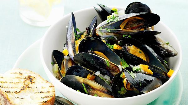 Mussels with white wine and vegetables
