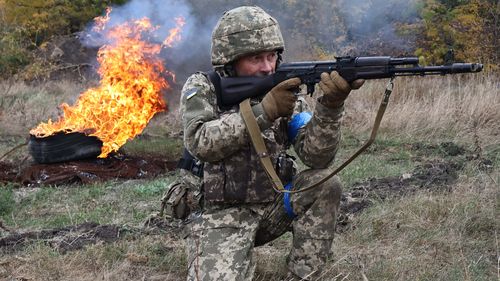 Nesta foto fornecida pelo serviço de imprensa da 65ª Brigada Mecanizada da Ucrânia, recrutas participam de exercícios em um campo de treinamento na região de Zaporizhzhia, na Ucrânia.