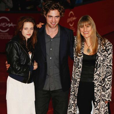 A atriz Kristen Stewart, ator Robert Pattinson, diretora Catherine Hardwicke assiste a Premiere de Crepúsculo em 2008.