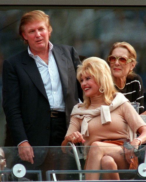 FILE - Donald Trump e la sua ex moglie Ivana Trump guardano insieme la finale del singolare maschile tra Patrick Rafter e Greg Rusedsky agli US Open di New York domenica 7 settembre 1997. Ivana Trump, prima moglie di Donald Trump, ha annunciato sui social media giovedì 14 luglio 1997 2022 (AP Photo/Rusty Kennedy, File)