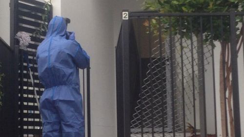 Forensic police at the Pimpama unit this morning. (Carrie-Anne Greenbank, 9NEWS)