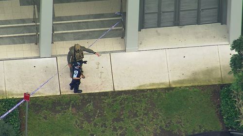 A polícia invadiu uma rua no oeste de Sydney depois que uma mulher foi ameaçada por um homem armado com uma arma. A polícia foi chamada à Uhrig Road em Lidcombe às 7h20 de hoje, depois que o homem, que os policiais dizem estar armado com uma arma, abordou a mulher em um estacionamento de vários níveis.