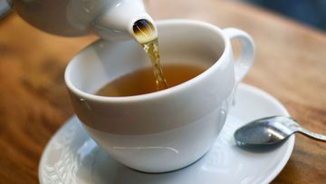 A US scientist scientist has stirred up trouble by pitching in on the best way to make tea.