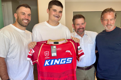 O policial em liberdade condicional Jack Hibbert foi visitado pelo capitão do Sydney Roosters, James Tedesco, e presenteado com uma camisa autografada do Redcliffe Dolphins.