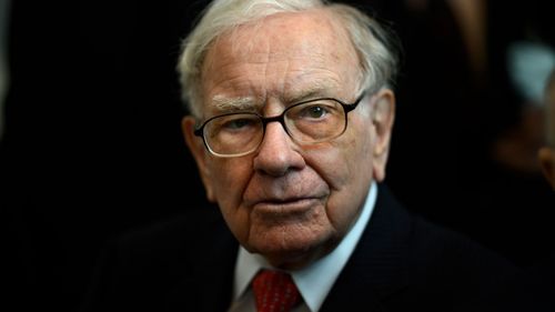 Un enchérisseur anonyme a payé un record de 27,2 millions de dollars pour un déjeuner de steak privé avec le légendaire investisseur Warren Buffet