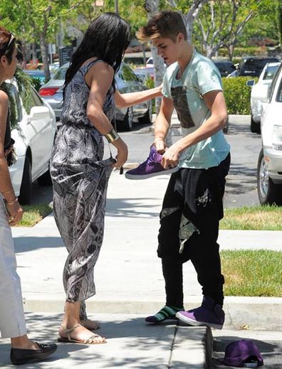 Justin Bieber loses shoe in violent fight with paparazzi - 9Celebrity