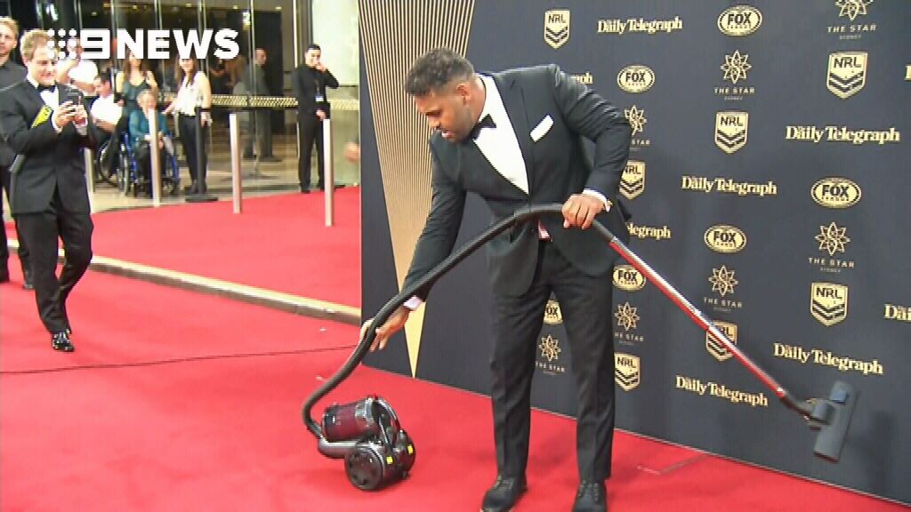 Thaiday cleans red carpet