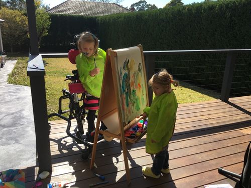 Tiaré and her sister painting. 