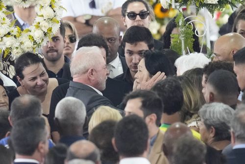 Le président brésilien Luiz Inacio Lula da Silva présente ses condoléances à Marcia Aoki, veuve du regretté footballeur brésilien Pelé, lors d'une veillée funèbre au stade Vila Belmiro de Santos, au Brésil, le mardi 3 janvier 2023. 