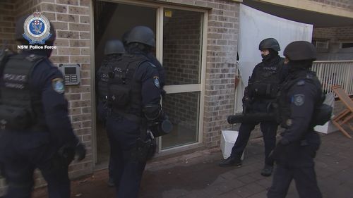 More than $ 660,000 in cash, drugs, weapons seized in police raids in southwestern Sydney