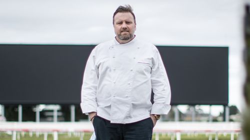 Teage Ezard gestiva diversi ristoranti a Melbourne, vincendo premi e diventando un famoso chef della città.