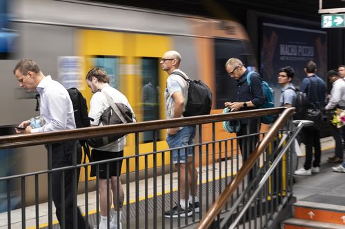 Passageiros na estação Wynyard. Todos os serviços de trem de Sydney são adiados devido à ação industrial ferroviária, de bonde e união de ônibus. Wynyard Station., 16 de janeiro de 2025. Foto: Rhett Wyman / SMH