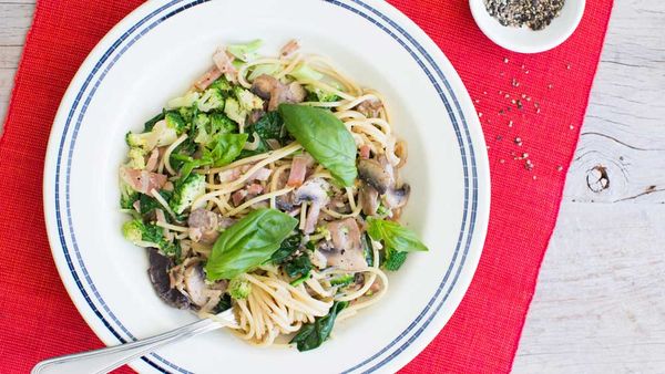 Spaghetti with bacon, mushrooms and broccoli